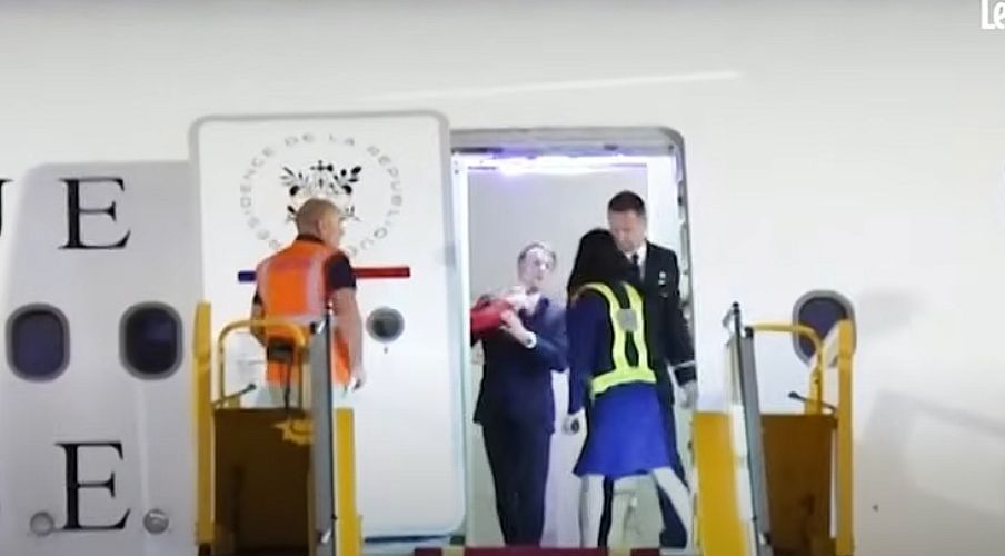 Шамар или "лека препирня"? Макрон бе заснет да получава удар в лицето от първата дама (ВИДЕО)
